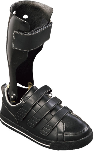 装具に合う幅広設計|専用設計のラストを開発